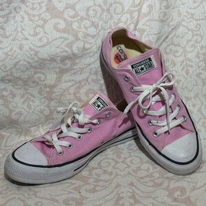 Converse Pink Low Top Sneakers Womens size 10/ Men’s size 8